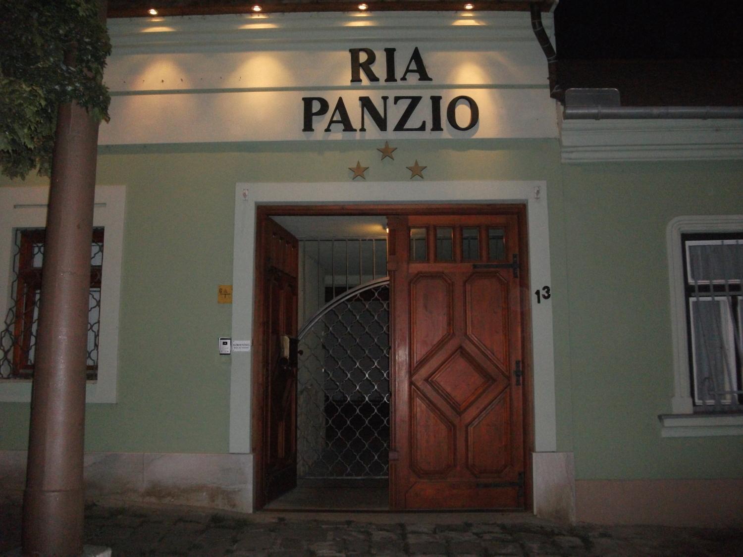 Ria Panzio Bed & Breakfast Естергом Екстериор снимка