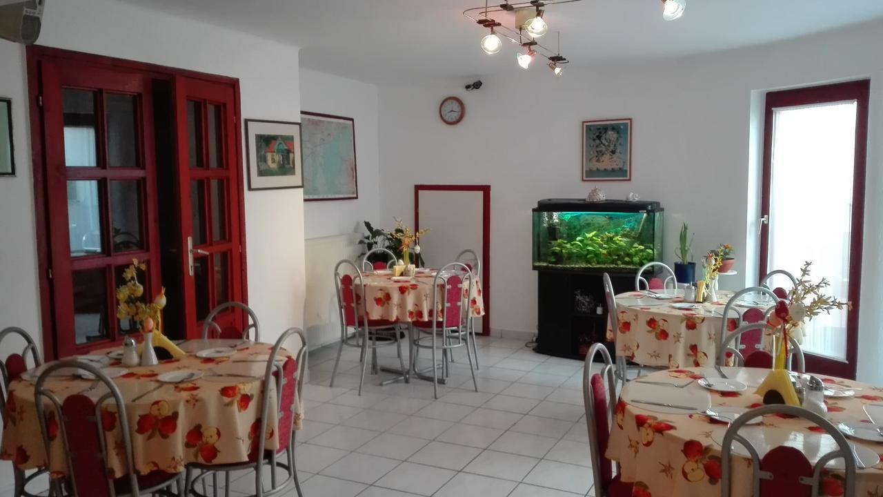 Ria Panzio Bed & Breakfast Естергом Екстериор снимка