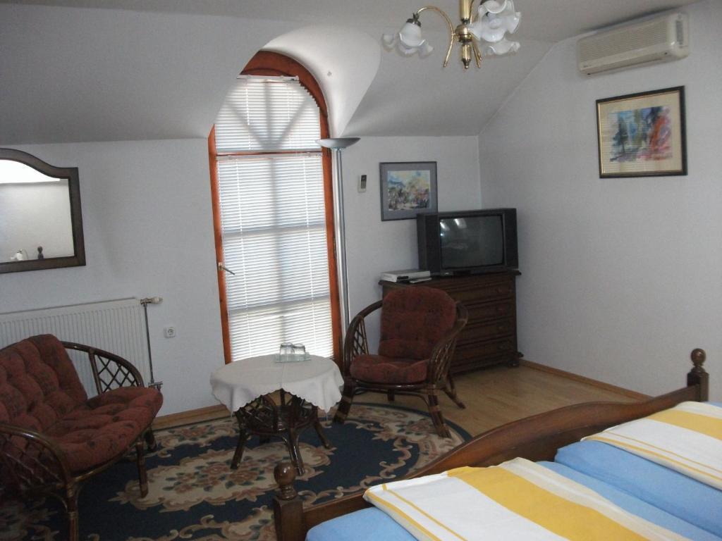 Ria Panzio Bed & Breakfast Естергом Екстериор снимка